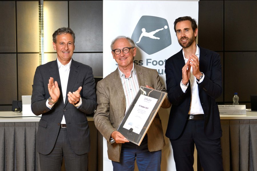 Heinz Gassmann (FC Baden) mit Philipp Studhalter (Präsident Komitee SFL) und Claudius Schäfer (CEO SFL).
