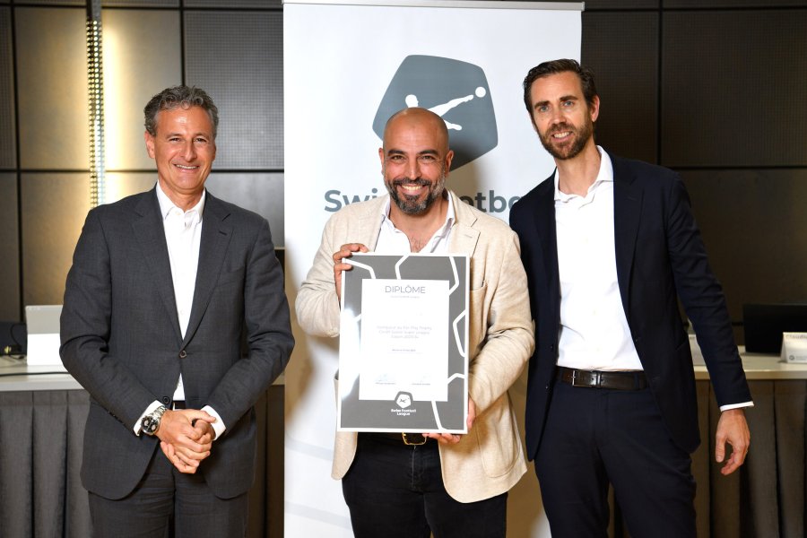 Philipp Studhalter (Präsident Komitee SFL) und Claudius Schäfer (CEO SFL) überreichen Alain Moscatello (Servette FC)