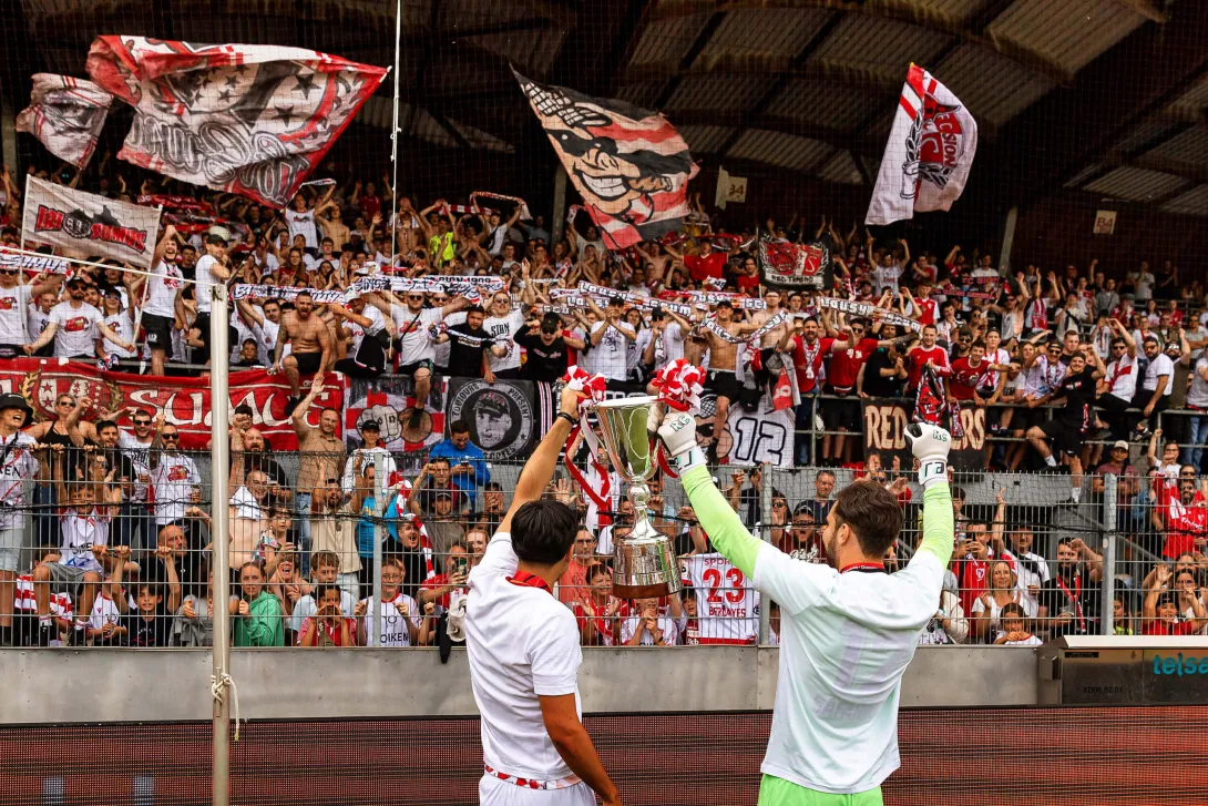 Theo Berdayes (links) und Alexandros Safarikas (rechts) präsentieren den DCL-Meisterpokal